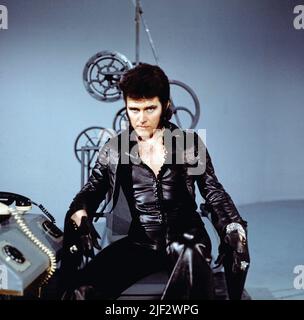 Alvin Stardust, eigentlich Bernard William Jewry, auch als Shane Fenton bekannt, britischer Glamrock Musiker, hier bei einem Auftritt, Deutschland, 1975. Alvin Stardust, richtiger Name Bernard William Jewry, auch bekannt als Shane Fenton, britischer Glam-Rock-Musiker, hier performend, Deutschland, 1975. Stockfoto