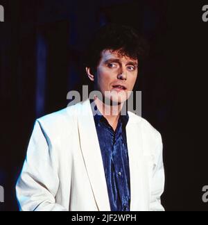 Alvin Stardust, eigentlich Bernard William Jewry, auch als Shane Fenton bekannt, britischer Glamrock Musiker, hier bei einem Auftritt, Deutschland, 1985. Alvin Stardust, richtiger Name Bernard William Jewry, auch bekannt als Shane Fenton, britischer Glam-Rock-Musiker, hier performend, Deutschland, 1985. Stockfoto