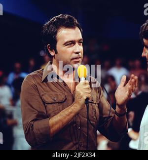 Rainer Holbe, deutscher Fernsehmoderator, Journalist und Autor, hier in einer TV Sendung, Deutschland, 1980. Rainer Holbe, deutscher TV-Moderator, Journalist und Autor, hier in einer Fernsehsendung, Deutschland, 1980. Stockfoto