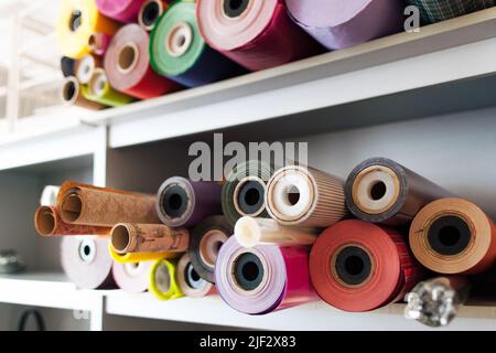 Viele bunte Rollen Geschenkpapier Stockfoto