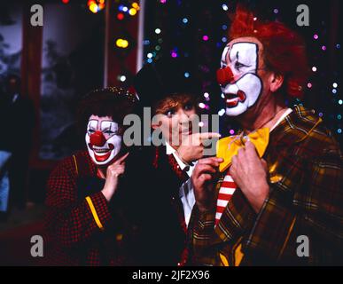 1, 2 oder 3, ZDF Quizshow für Kinder, moderiert von Biggi Lechtermann, hier mit den Verdinis Clowns im Zirkus Royal, Deutschland, 1986. 1, 2 oder 3, TV-Quizshow für Kinder, präsentiert von Biggi Lechtrmann, hier mit Verdinis Clowns im Circus Royal, Deutschland, 1986. Stockfoto