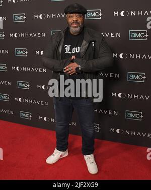 Los Angeles, USA. 28.. Juni 2022. Kadeem Hardison kommt bei AMCs MOONHAVEN-Premiere an, die am Dienstag, den 28. Juni 2022, im Londoner West Hollywood in West Hollywood, CA, stattfand. (Foto: Sthanlee B. Mirador/Sipa USA) Quelle: SIPA USA/Alamy Live News Stockfoto