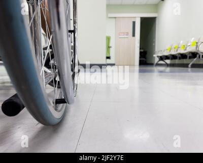Rad des Rollstuhls im Krankenhaus (Soft Focus) Stockfoto