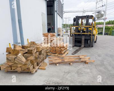 Gabelstapler und Holzpaletten außerhalb des Lagers (Soft Focus) Stockfoto