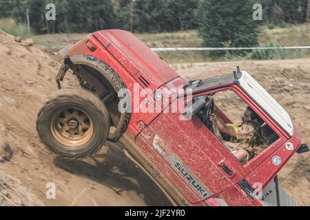 Old japan 4x4 suv auf der Offroad-Strecke. Suzuki Samurai SJ413 Stockfoto