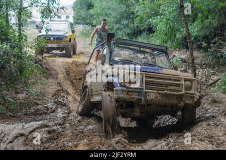 Old japan 4x4 suv auf der Offroad-Strecke. Suzuki Samurai SJ413 Stockfoto