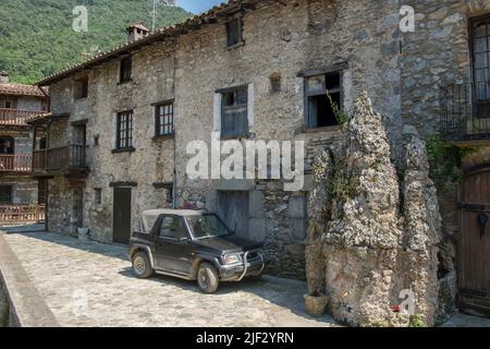 Altes geländewagen 4x4 in der Stadt geparkt. Suzuki Vitara Stockfoto