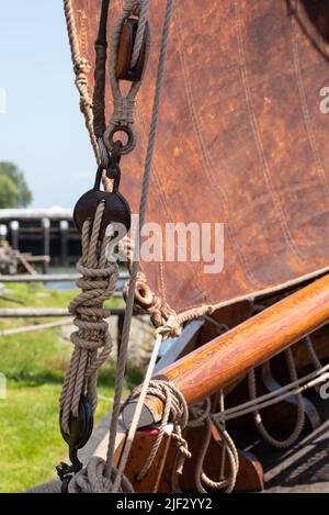 Enkhuizen, Niederlande. Juni 2022. Nahaufnahme der Takelage eines alten Flachbodenbootes. Hochwertige Fotos Stockfoto