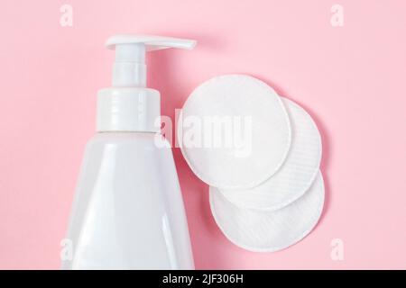 Weiße Flasche mit Gel zum Waschen und Abwischen von Gesichtern, weichen Wattepads und -Sticks, mizellarem Wasser zum Entfernen von Make-up, Hautreinigung und kosmetischer Behandlung Stockfoto