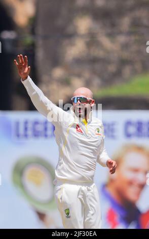 Galle, Sri Lanka. 29.. Juni 2022. Der Australier Nathan Lyon feiert, nachdem er am 29.. Juni 2022 das Wicket von Sri Lankas Kapitän Dimuth Karunaratne während des 1.-tägigen Test-Cricket-Spiels 1. zwischen Sri Lanka und Australien im Galle International Cricket Stadium in Galle genommen hat. Viraj Kothalwala/Alamy Live News Stockfoto