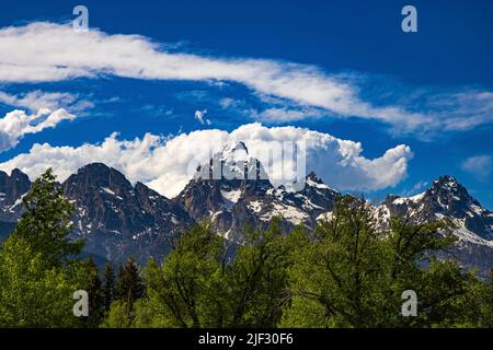 Ein Blick auf den Grand Teton Peak, den höchsten Gipfel der Teton Range im Grand Teton National Park, Wyoming, USA. Diese Ansicht ist vom Park Visitor Center. Stockfoto