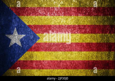 Nahaufnahme der grunge katalanischen Flagge. Schmutzige Katalonien-Flagge auf einer Metalloberfläche. Stockfoto
