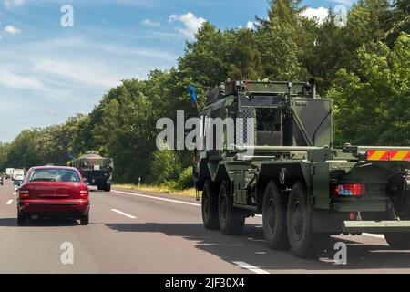 Der deutsche gepanzerte Sattelschlepper fährt auf der Militärkonvoi-Autobahn. ALLIANZTRUPPEN bewegen Umzugsbewegung schnelle Reaktionskraft Stockfoto