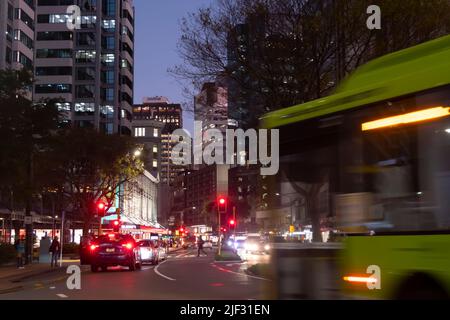 Stadtstraße am Abend, Lambton Quay, Wellington, Nordinsel, Neuseeland Stockfoto