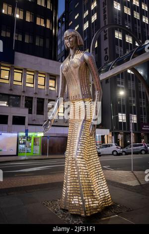 Statue zu Ehren von Katherine Mansfield, Schriftstellerin, auf dem Midland Square, Lambton Quay, Wellington, Nordinsel, Neuseeland Stockfoto