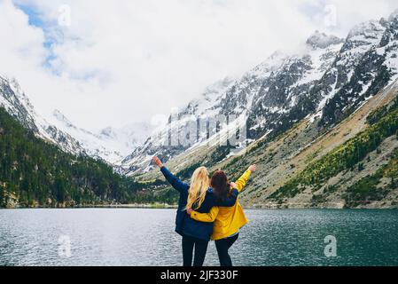 Rückansicht von zwei unverkennbaren Frauen, die die Aussicht während ihrer Wanderung in den Bergen genießen Stockfoto