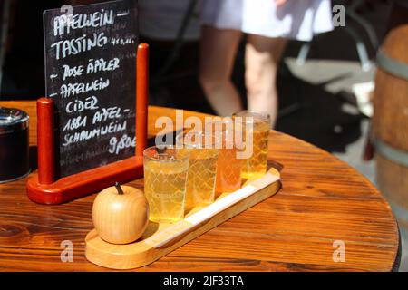 Werbung für eine Possmann Apfelweinverkostung in Frankfurt. Stockfoto