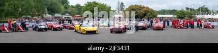 Panorama-Reihe von Ferrari Performance Autos alt und neu im Fahrerlager auf dem Festival of Speed 2022 Stockfoto