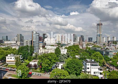 Rotterdam, Niederlande, 24. Juni 2022: Die modernistischen weißen Villen im Museumpark mit dahinter der Skyline der Stadt Stockfoto