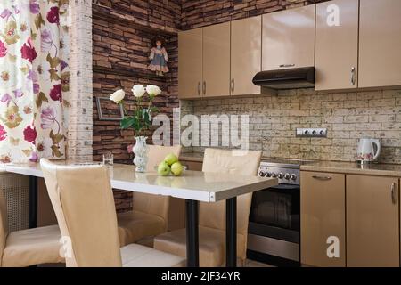 Foto des Küchenbereichs in der Wohnung Stockfoto