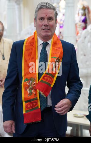 Der Gewerkschaftsführer Keir Starmer am Sanatan Mandir Tempel in Crawley, West Sussex, um mit Anwohnern der Hindu-Gemeinschaft zu treffen, um die Auswirkungen der Lebenshaltungskosten zu diskutieren und die Labour Party plant, diese zu bekämpfen. Bilddatum: Mittwoch, 29. Juni 2022. Stockfoto