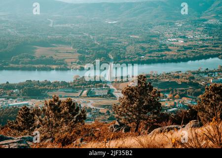 Brücke über einen Fluss von weit oben mit Bäumen im Vordergrund Stockfoto