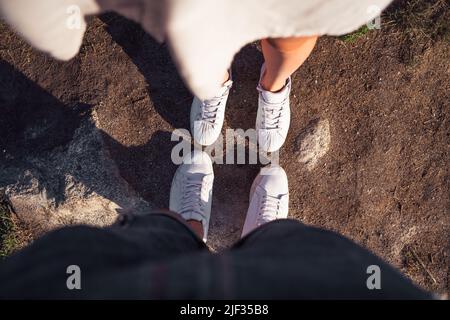 Füße eines heterosexuellen Paares, das sich von oben anschaut Stockfoto