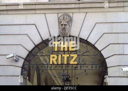 Das Ritz Hotel Schild an der Fassade des bekannten Hotels, das sich am Piccadilly im Londoner West End befindet Stockfoto