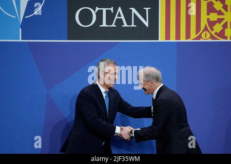 Madrid. Spanien, 29. Juni 2022, NATO-Generalsekretär Jens Stoltenberg, der den norwegischen Ministerpräsidenten Jonas Gahr Store während des NATO-Gipfels am Mittwoch, den 29. Juni 2022 in Madrid begrüßt. Die Staatsoberhäupter der Organisation für den Nordatlantikvertrag werden sich von Dienstag bis Donnerstag zu einem NATO-Gipfel in Madrid treffen. Foto von Christophe Ena/Pool/ABACAPRESS.COM Stockfoto