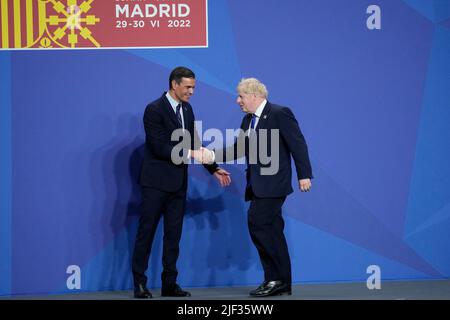 Madrid. Spanien, 29. Juni 2022, der britische Premierminister Boris Johnson, rechts, wird vom spanischen Premierminister Pedro Sanchez während des NATO-Gipfels am Mittwoch, den 29. Juni 2022 in Madrid begrüßt. Die Staatsoberhäupter der Organisation für den Nordatlantikvertrag werden sich von Dienstag bis Donnerstag zu einem NATO-Gipfel in Madrid treffen. Foto von Christophe Ena/Pool/ABACAPRESS.COM Stockfoto