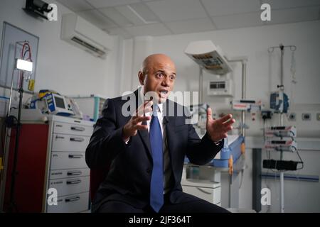 Gesundheitsminister Sajid Javid spricht mit ITV während eines Besuchs im Great Ormond Street Hospital, London, wo er einen neuen digitalen Gesundheits- und Versorgungsplan ankündigte. Bilddatum: Mittwoch, 29. Juni 2022. Stockfoto