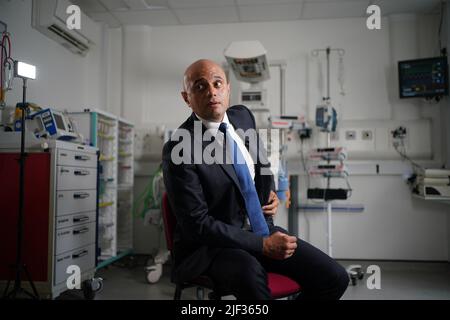 Gesundheitsminister Sajid Javid spricht mit ITV während eines Besuchs im Great Ormond Street Hospital, London, wo er einen neuen digitalen Gesundheits- und Versorgungsplan ankündigte. Bilddatum: Mittwoch, 29. Juni 2022. Stockfoto