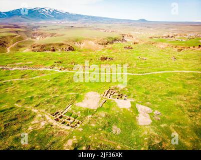 Landschaftlich reizvolle Luftaufnahme der archäologischen Stätte von Ani in Kars, Türkei - armenische mittelalterliche Stadtruinen von Ani im Frühling. Teil der Seidenstraße Stockfoto