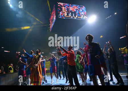 KÖLN, DEUTSCHLAND - 19. JUNI 2022: Barcelona feiert gewonnen in der EHF FINAL4 Männer Barca - Lomza Vive Kielce Stockfoto