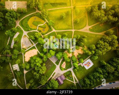 Luftaufnahme von oben Öffentlicher Park im südlichen Teil der Stadt Siauliai mit Menschen, die Freizeitaktivitäten genießen, Litauen Stockfoto
