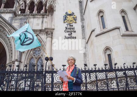 London, England, Großbritannien. 29.. Juni 2022. Ein Aktivist verteilt Informationsbroschüren an Gerichtspersonal und Passanten. Aktivisten der Extinction Rebellion versammelten sich vor den Königlichen Gerichtshöfen, um das hervorzuheben, was sie als ''ein korruptes Strafrechtssystem'' beschreiben, das Menschen und Organisationen schützt, die für den Tod von Millionen durch die Klimakrise verantwortlich sind, während sie Aktivisten einsperren, die versuchen, dies zu verhindern. (Bild: © Vuk Valcic/ZUMA Press Wire) Stockfoto