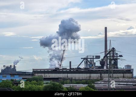 Duisburg, 26. Juni 2022: HKM, Stahlwerk Krupp Mannesmann, Verschmutzung der Schwerindustrie mit fossiler Energie für die Stahlproduktion, Koksofen und Stockfoto