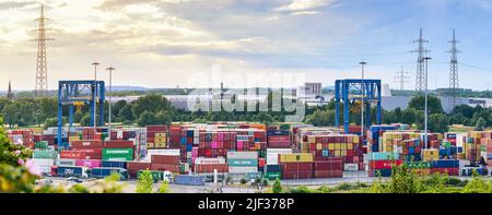 Duisburg, 26. Juni 2022: Panoramablick auf den Containerterminal im Duisburger Binnenhafen am Rhein, Frachtlogistik und Transport Stockfoto