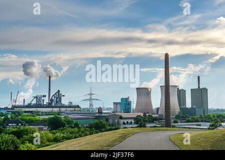 HKM, Stahlwerk Krupp Mannesmann und Kraftwerkstürme, Landschaftspanorama der Schwerindustrie mit fossiler Energie in Duisburg, Deutschland, blauer Himmel mit Stockfoto