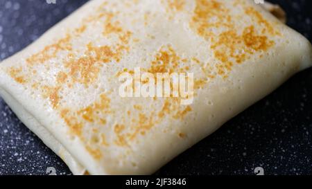 Pfannkuchen gefüllt mit Fleischkäse und Obst aus der Nähe Stockfoto