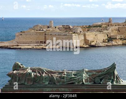 St. Andrews Bastion über den Hafeneingang nach Fort Ricasoli in La Valletta, Malta Stockfoto