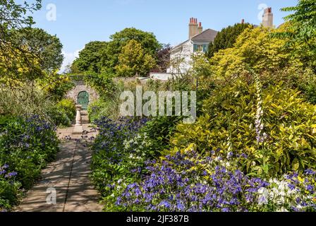 Garden of Preston Manor, ein historisches Herrenhaus aus dem 17.. Jahrhundert im beliebten Ferienort Brighton, Großbritannien, England, East Sussex, Brighton Stockfoto