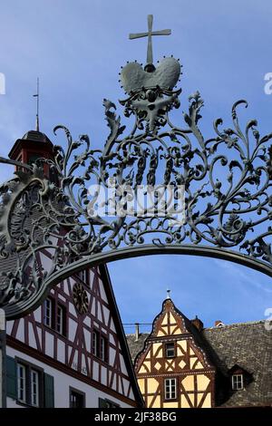 Blick durch das schmiedeeiserne Tor von Schloss Engers auf das Rathaus und die Burgschenke, Deutschland, Rheinland-Pfalz, Engers, Neuwied Stockfoto