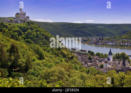 Blick auf das Rheintal mit Schloss Marksburg auf Braubach, UNESCO-Weltkulturerbe Oberes Mittelrheintal, Deutschland, Rheinland-Pfalz, Braubach Stockfoto