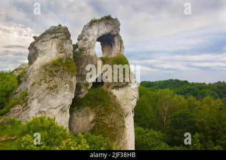 Kalksteinformation namens Okiennik Wielki in Piaseczno, in der Nähe der Stadt Zawiercie, Jura Krakowsko-Czestochowska Upland, Polen Stockfoto