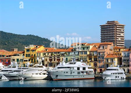 Blick auf Oneglia, Italien, Ligurien, den Nationalpark Cinque Terre und Oneglia Stockfoto