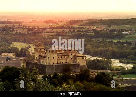 Schloss Torrechiara am Abend, Italien, Italien, Emilia Romagna, Langhirano Stockfoto