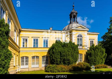 Skierniewice, Polen - 14. Juni 2022: Kapelle des Primatenpalastes aus dem 17. Jahrhundert - Palac Prymasowski - im historischen Palast- und Parkviertel der Altstadt Stockfoto