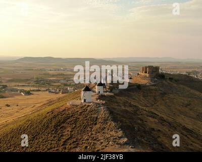 Luftaufnahme von sieben Windmühlen mit einer Burg in Consuegra. Don Quixote. Spanien Stockfoto