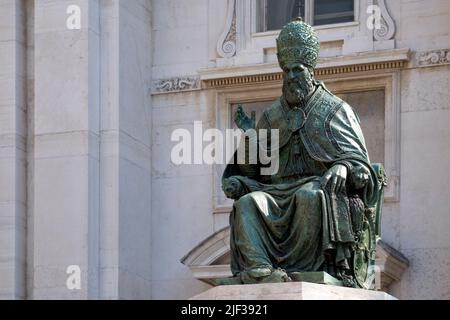 Denkmal von Papst Sixtus V. vor der Basilika della Casa Santa, Italien, Marken, Loreto Stockfoto